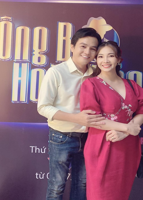 Cao Minh Đạt và Thanh Trúc không ngần ngại thể hiện tình cảm dành cho nhau nơi đông người.