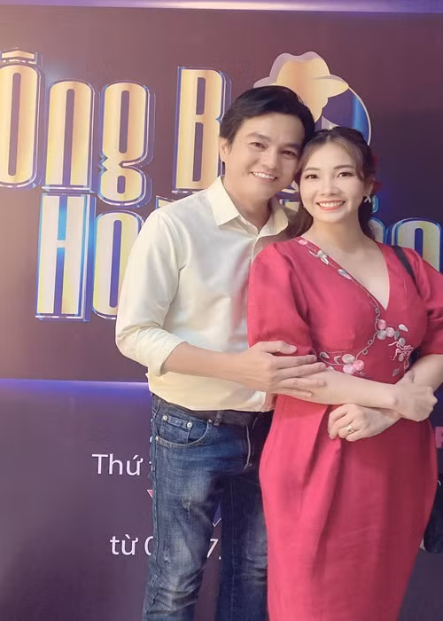 Cao Minh Đạt và Thanh Trúc không ngần ngại thể hiện tình cảm dành cho nhau nơi đông người.