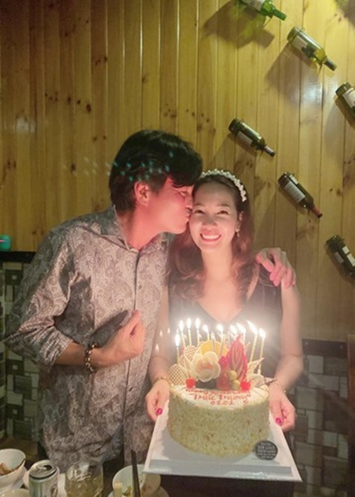 Nam diễn viên hôn má bà xã xinh đẹp trong tiệc sinh nhật.