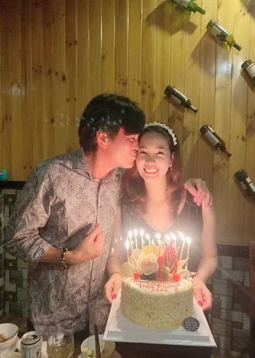 Nam diễn viên hôn má bà xã xinh đẹp trong tiệc sinh nhật.