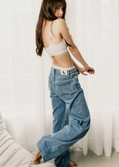 Sở hữu thân hình thon gọn, gợi cảm, Diễm My 9X không ngại mặc hở bạo.