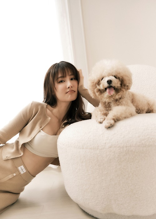 Mặc dù bình thường khá nhút nhát nhưng Messi lại rất hợp tác khi chụp hình với Diễm My.