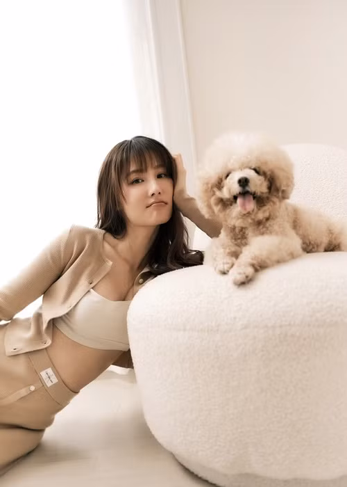 Mặc dù bình thường khá nhút nhát nhưng Messi lại rất hợp tác khi chụp hình với Diễm My.