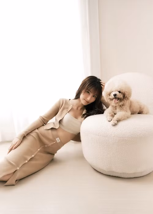 Trong bộ ảnh mới, Diễm My chụp cùng chú cún cưng Messi của mình. Được biết, Messi đã ở cùng cô nhiều năm nay và rất quấn người.