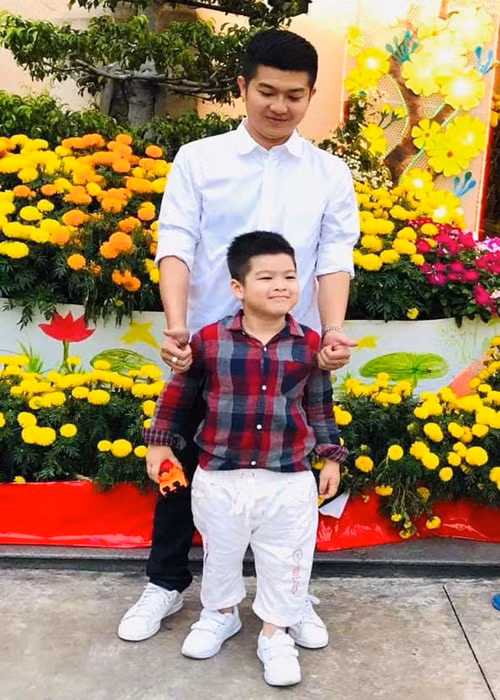 Hậu ly hôn, doanh nhân Bửu Lộc dành nhiều thời gian cho con trai.