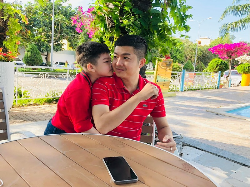 Chồng cũ của Nhật Kim Anh thường xuyên đưa con đi chơi, du lịch.