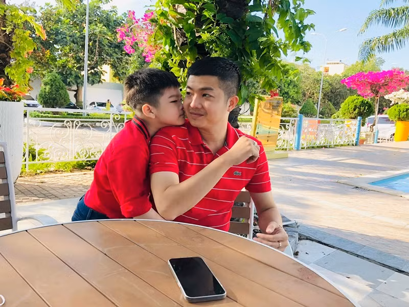 Chồng cũ của Nhật Kim Anh thường xuyên đưa con đi chơi, du lịch.