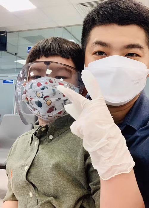 Chồng cũ của Nhật Kim Anh đưa cậu quý tử đầu lòng đi tiêm phòng.