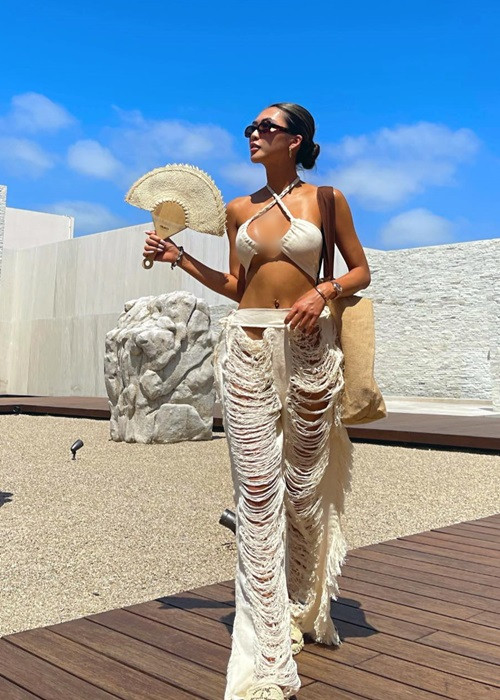 Tường Linh mặc hở hang táo bạo, phô diễn đôi gò bồng đảo tròn đầy. Ảnh: FBNV