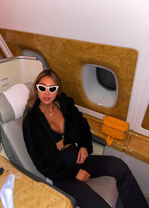 Do khuôn ngực trông đầy đặn, nóng bỏng hơn, Tường Linh vướng nghi vấn dao kéo. Khi được hỏi về những đồn đoán, cô từ chối trả lời. Ảnh: FBNV