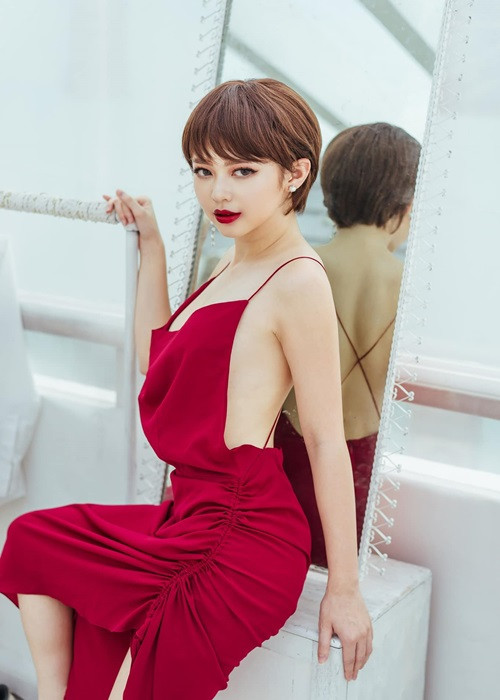 Nữ ca sĩ sinh năm 1993 theo đuổi gu thời trang quyến rũ, trẻ trung.