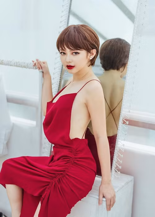 Nữ ca sĩ sinh năm 1993 theo đuổi gu thời trang quyến rũ, trẻ trung.