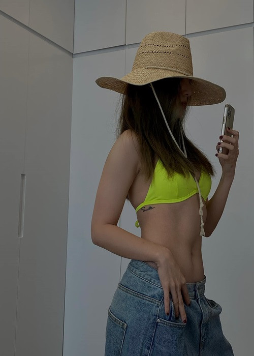 Tình cũ của Trịnh Thăng Bình thường xuyên khoe body gợi cảm, hút mắt.