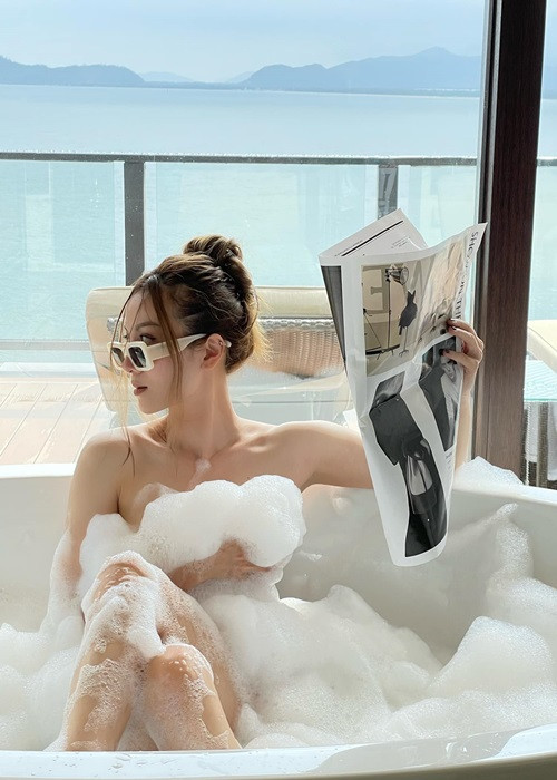 Nữ ca sĩ sinh năm 1987 dành rất nhiều thời gian tập luyện. Yến Nhi từng thừa nhận "một ngày không gym không chịu nổi".