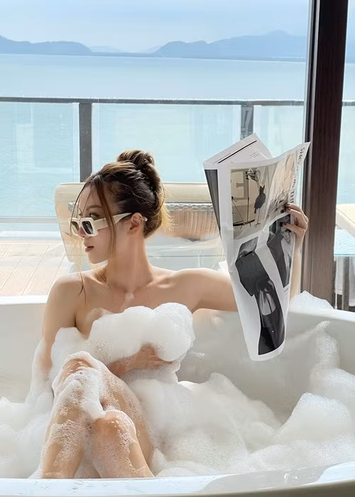 Nữ ca sĩ sinh năm 1987 dành rất nhiều thời gian tập luyện. Yến Nhi từng thừa nhận "một ngày không gym không chịu nổi".