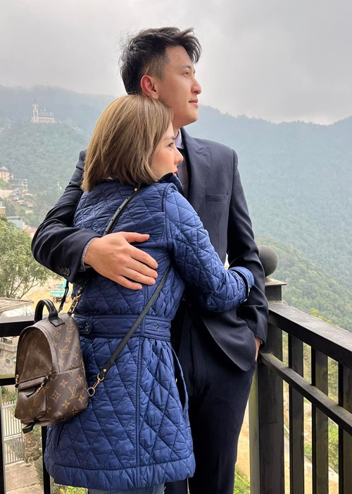 Bạch Lan Phương từng hé lộ mối quan hệ giữa bạn trai kém tuổi cùng con gái riêng của mình khi đăng tải hình ảnh Huỳnh Anh hướng dẫn con gái của nữ MC tập xe đạp hay cùng nhau làm chocolate.