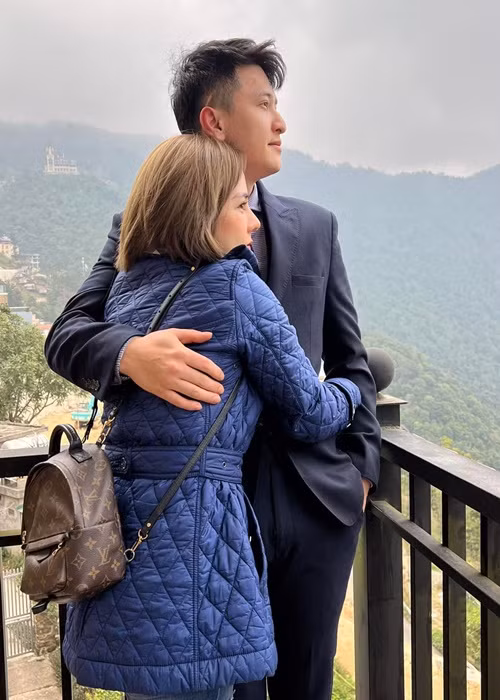 Bạch Lan Phương từng hé lộ mối quan hệ giữa bạn trai kém tuổi cùng con gái riêng của mình khi đăng tải hình ảnh Huỳnh Anh hướng dẫn con gái của nữ MC tập xe đạp hay cùng nhau làm chocolate.