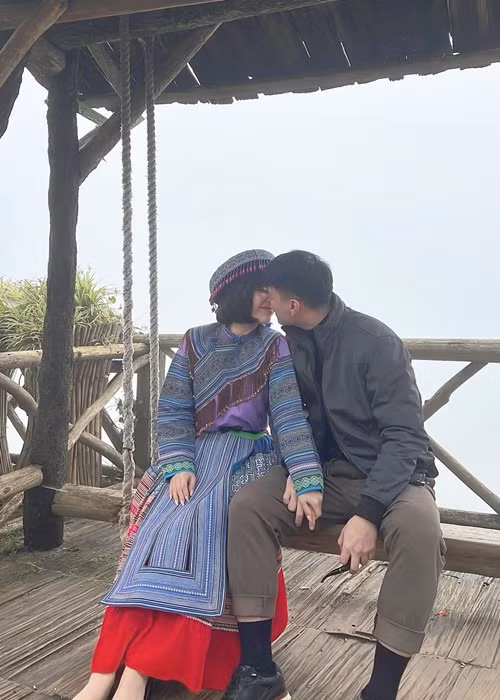 Huỳnh Anh tỏ ra nghiêm túc trong mối quan hệ với Bạch Lan Phương. Hồi tháng 1/2021, anh cầu hôn người yêu.