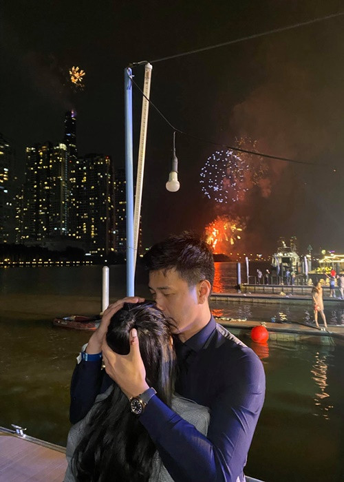 Cặp đôi công khai dành cho nhau những cử chỉ tình tứ, lời lẽ có cánh.