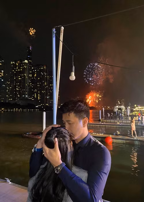 Cặp đôi công khai dành cho nhau những cử chỉ tình tứ, lời lẽ có cánh.