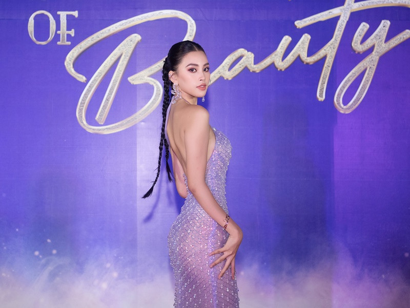 Tiểu Vy diện váy xuyên thấu hở lưng.