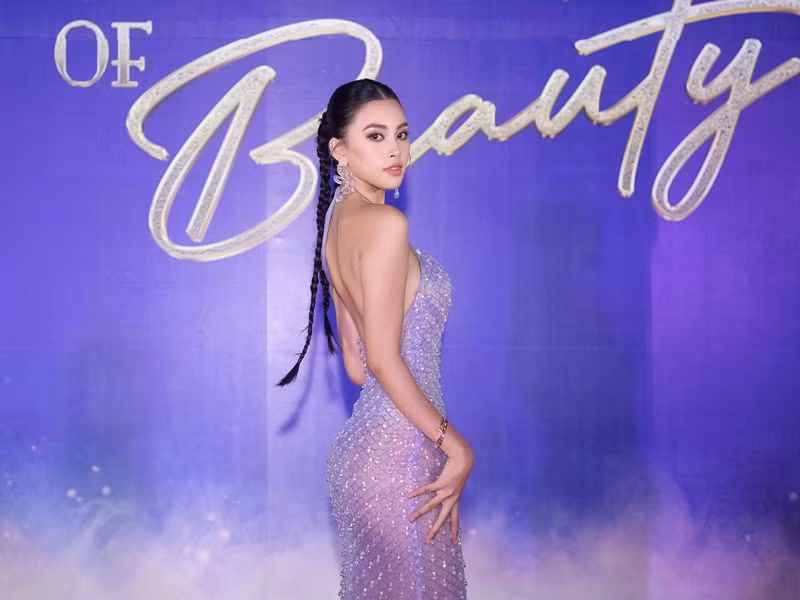 Tiểu Vy diện váy xuyên thấu hở lưng.