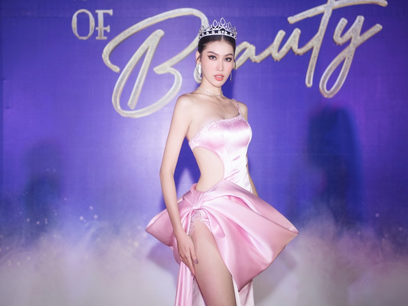 Giống Hoa hậu Đỗ Thị Hà, hai á hậu Ngọc Thảo và Phương Anh cũng mặc chiếc váy cắt xẻ tông màu hồng.