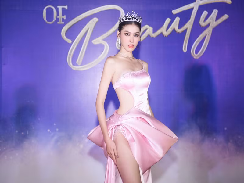 Giống Hoa hậu Đỗ Thị Hà, hai á hậu Ngọc Thảo và Phương Anh cũng mặc chiếc váy cắt xẻ tông màu hồng.