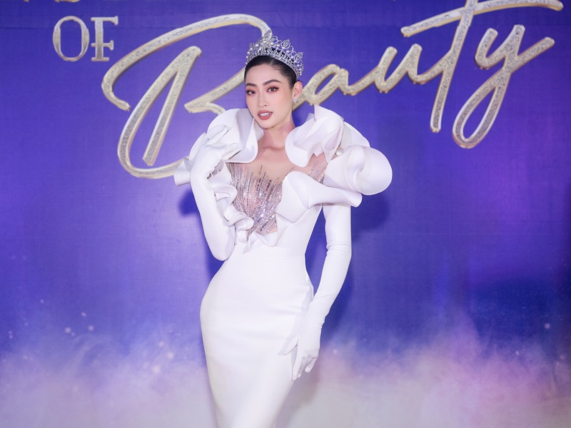 Đương kim Hoa hậu Thế giới Việt Nam Lương Thùy Linh xuất hiện lộng lẫy trong bộ đầm trắng.