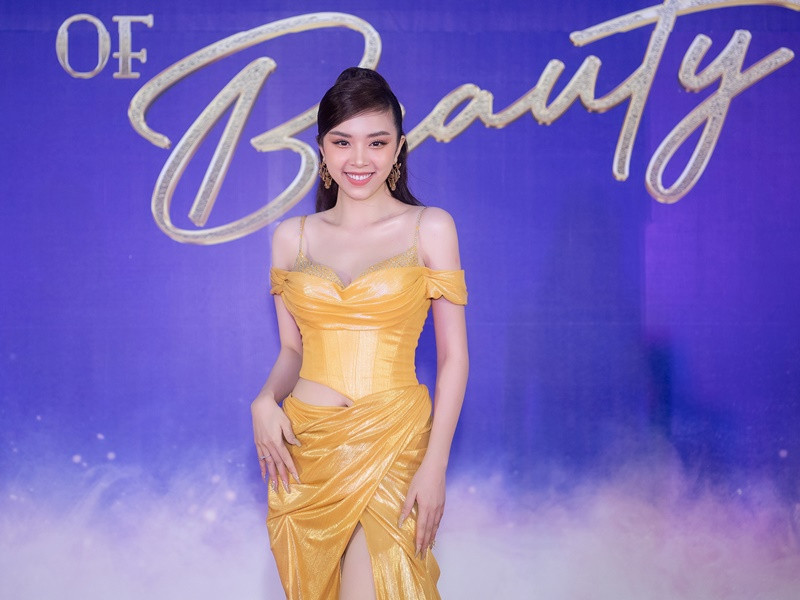 Á hậu Thúy An khoe vẻ quyến rũ.