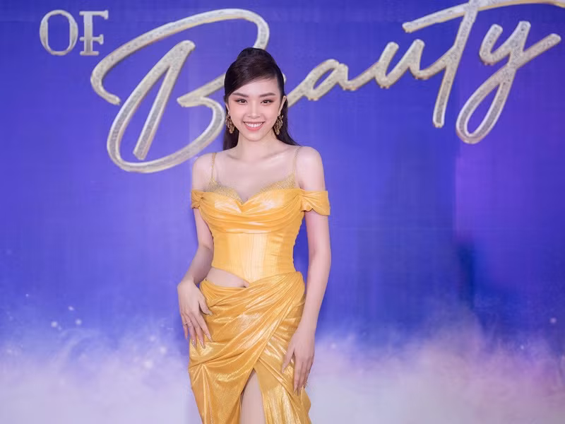 Á hậu Thúy An khoe vẻ quyến rũ.