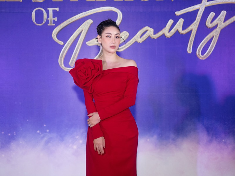 Hoa hậu Hà Kiều Anh diện đầm đỏ chấm thi đêm chung khảo toàn quốc Miss World Vietnam 2022.