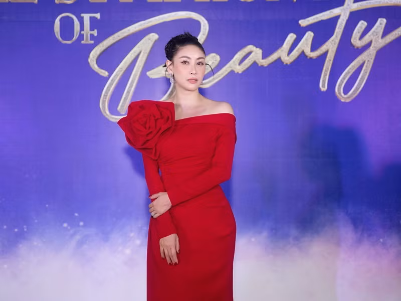 Hoa hậu Hà Kiều Anh diện đầm đỏ chấm thi đêm chung khảo toàn quốc Miss World Vietnam 2022.