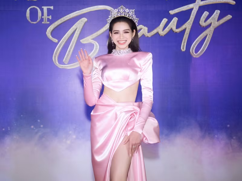 Tối qua (ngày 24/4), Đỗ Thị Hà tham dự đêm chung khảo toàn quốc Miss World Vietnam 2022 - Hoa hậu Thế giới Việt Nam 2022. Cô diện đầm xẻ tà cao gam màu hồng.