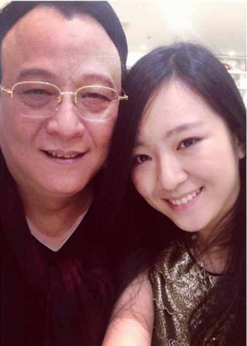 Sau đó, Anh Sa cũng đăng tải nhiều hình ảnh thân thiết với 2 thiếu gia của của Tân Hoàng Minh. Khi đó, dư luận mới "bán tính bán nghi" về quan hệ bí mật của ông Đỗ Anh Dũng và Hoa hậu Đền Hùng. Ảnh: Saostar