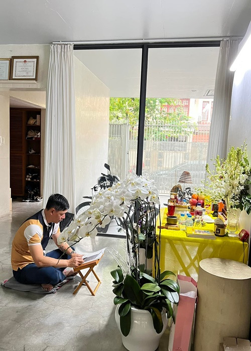 "Xuống nhà đi làm thấy anh con rể đang ngồi tụng kinh một mình trước bàn thờ mẹ", bà xã của Bình Minh chia sẻ. Ảnh: FBNV