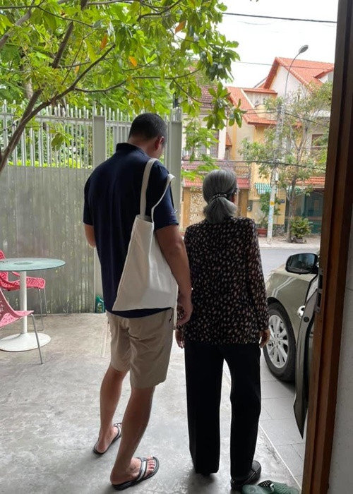 Năm 2021, trên trang cá nhân, Anh Thơ đăng tải hình ảnh Bình Minh đưa mẹ vợ đi tiêm vắc xin COVID-19. Ảnh: FBNV