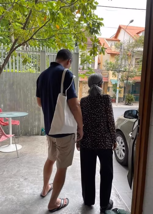 Năm 2021, trên trang cá nhân, Anh Thơ đăng tải hình ảnh Bình Minh đưa mẹ vợ đi tiêm vắc xin COVID-19. Ảnh: FBNV