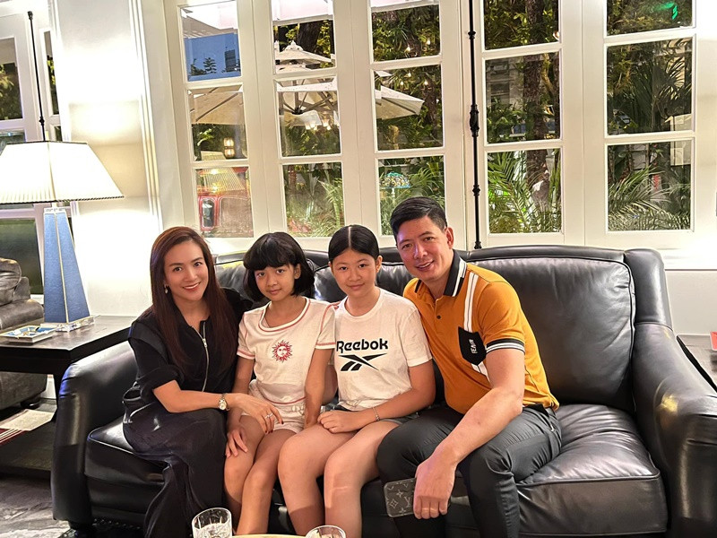 Bình Minh rất thân thiết với 2 con gái khiến Anh Thơ nhiều lần phàn nàn vì cô bị ra rìa. Ảnh: FBNV