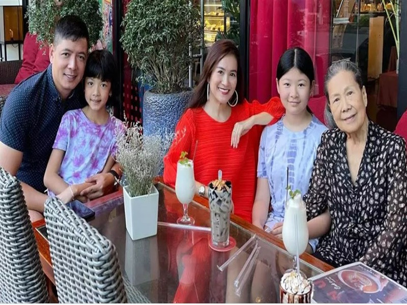 Nữ doanh nhân chia sẻ với Ngôi sao: "Mẹ tôi 78 tuổi rồi, sức khỏe mẹ yếu vì nhiều bệnh nền lại trải qua 2 lần mổ tim. Ông xã nhận đưa mẹ đi vì anh còn phải đẩy xe lăn cho mẹ. Mẹ giờ yếu quá đi bộ không nổi, đi 5 bước là thở hổn hển. Chồng tôi có hiếu với cả mẹ ruột và mẹ vợ. Anh thân thiết với mẹ tôi hơn tôi luôn". Ảnh: Vietnamnet