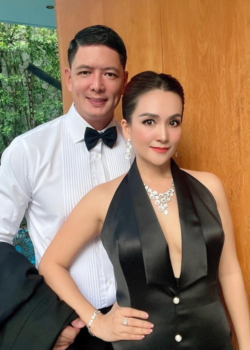 Ít ngày trước, kỷ niệm 14 năm kết hôn, Anh Thơ khoe tình cảm tốt đẹp giữa Bình Minh và mẹ vợ quá cố. "Cám ơn anh bạn thân đã luôn là người con rể có hiếu nhất quả đất, làm gì cũng nghĩ đến mẹ, dành thời gian trò chuyện và chăm sóc mẹ còn muốn hơn con gái ruột", Anh Thơ viết. Ảnh: FBNV