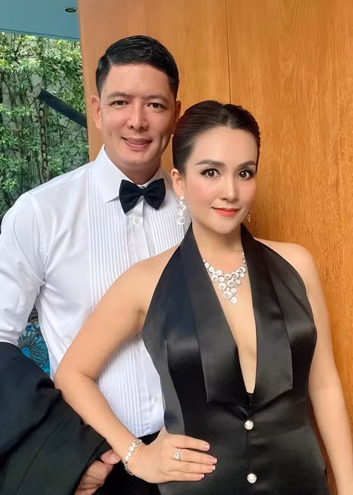 Ít ngày trước, kỷ niệm 14 năm kết hôn, Anh Thơ khoe tình cảm tốt đẹp giữa Bình Minh và mẹ vợ quá cố. "Cám ơn anh bạn thân đã luôn là người con rể có hiếu nhất quả đất, làm gì cũng nghĩ đến mẹ, dành thời gian trò chuyện và chăm sóc mẹ còn muốn hơn con gái ruột", Anh Thơ viết. Ảnh: FBNV