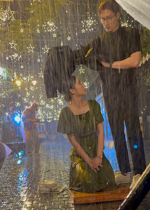 Để Huyền Lizzie diễn tốt được cảnh này, ê-kíp đã phải lót một chiếc nệm dưới nền gạch cho cô quỳ lên, tránh tổn thương gối khi phải quay mất 4 tiếng đồng hồ từ 19h30 đến 23h mới hoàn thành.