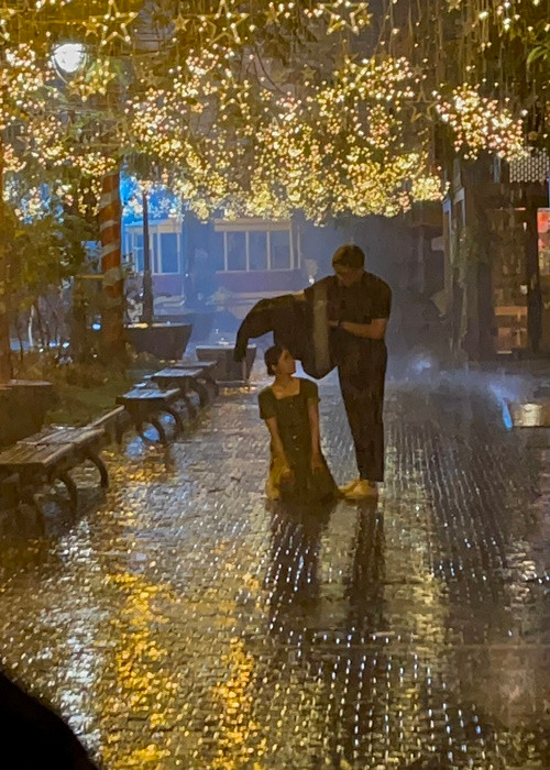Huyền Lizzie tiết lộ, cô cũng rất nóng lòng chờ đợi cảnh Vân Trang khóc trong mưa lên sóng. Bởi đây không chỉ là một phân cảnh chứa đựng quá nhiều cảm xúc, ghi nhận nhiều nỗ lực của cô, mà còn là cảnh mà cô rất thích vì… rất lãng mạn. Trong các hình ảnh hậu trường được tiết lộ, Huyền Lizzie dầm mưa và diễn cảnh khóc, sau đó Duy (Đình Tú) đã đến lặng lẽ che áo tránh mưa cho cô.