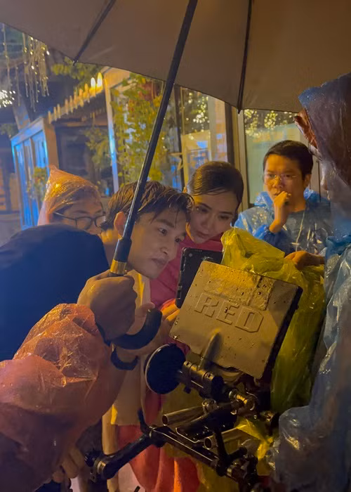 Ngày quay phân cảnh này là một ngày mùa đông, trời vẫn còn rất lạnh, Huyền Lizzie đã phải chịu lạnh, dầm mưa, lúc nào cũng trong tình trạng ướt sũng suốt 4 tiếng đồng hồ để quay.