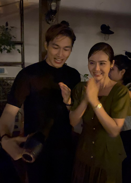 Huyền Lizzie cảm nhận đầy đủ nỗi đau đầy nước mắt của đứa con thấy mình trở nên thực sự bơ vơ ngay trước mặt mẹ đẻ. Suốt 4 tiếng vừa chịu dầm mưa, lạnh, lại phải diễn cảnh khóc, liên tục rơi nước mắt nhưng chưa lúc nào nước mắt của Huyền Lizzie cạn dù phải quay đi quay lại.