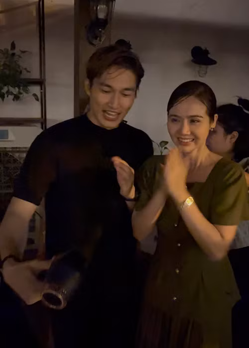 Huyền Lizzie cảm nhận đầy đủ nỗi đau đầy nước mắt của đứa con thấy mình trở nên thực sự bơ vơ ngay trước mặt mẹ đẻ. Suốt 4 tiếng vừa chịu dầm mưa, lạnh, lại phải diễn cảnh khóc, liên tục rơi nước mắt nhưng chưa lúc nào nước mắt của Huyền Lizzie cạn dù phải quay đi quay lại.