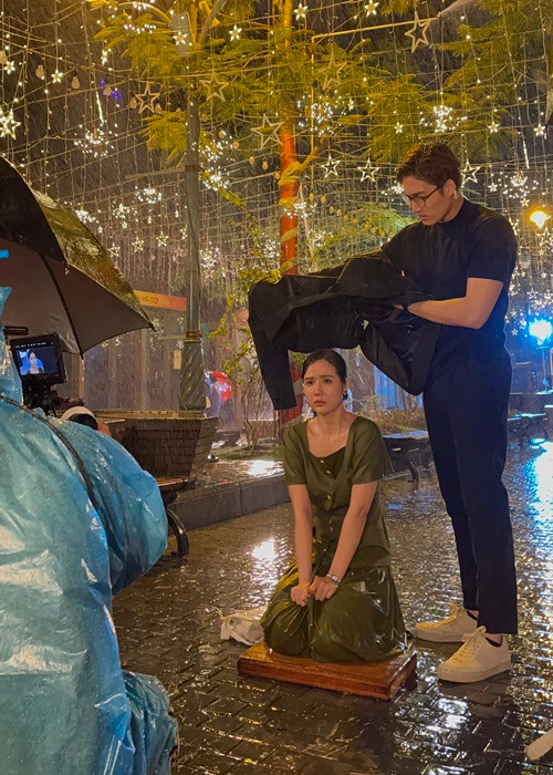 Từ những kịch tính trong tập 5, khán giả đang nóng lòng chờ đợi tập 6 sẽ lên sóng tối nay (ngày 13/4) để tiếp tục theo dõi diễn biến câu chuyện, chờ đợi cả phản ứng của Duy (Đình Tú) sau khi Duy đã chứng kiến câu chuyện của bà Nhung và Vân Trang. Trước giờ lên sóng tập 6, những cảnh hậu trường về cảnh quay Vân Trang khóc trong mưa bất ngờ được hé lộ.