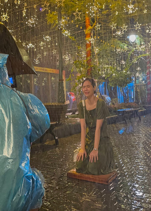 Huyen Lizzie dam mua 4 tieng vao mua dong de dien canh khoc