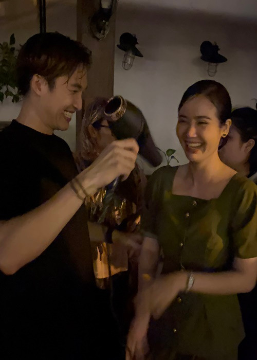 Giống Huyền Lizzie, Đình Tú cũng phải chịu lạnh. Qua hình ảnh hậu trường cho thấy, ngay sau khi kết thúc cảnh quay, Đình Tú đã phải vội lấy máy sấy tóc để sấy khô cho bạn diễn và mình. Huyền Lizzie chia sẻ, Đình Tú rất biết chăm sóc bạn diễn, nhờ đó cũng tạo cho cả hai có phản ứng hóa học tốt hơn khi vào vai.